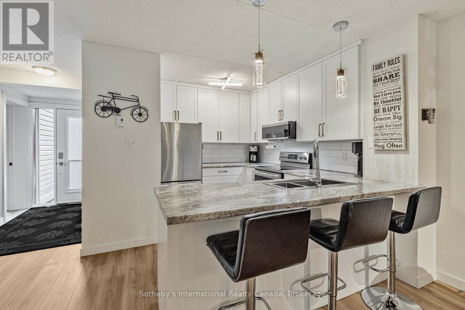 181 - 49 Trott Boulevard, Collingwood, ON - Indoor Photo Showing Kitchen With Upgraded Kitchen