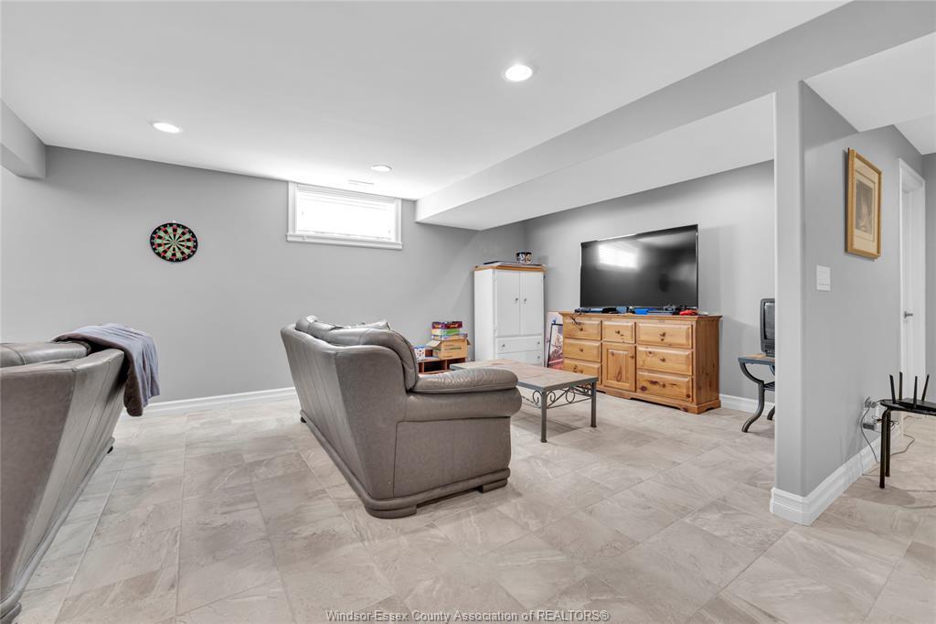 2 Malibu Drive, Leamington, ON