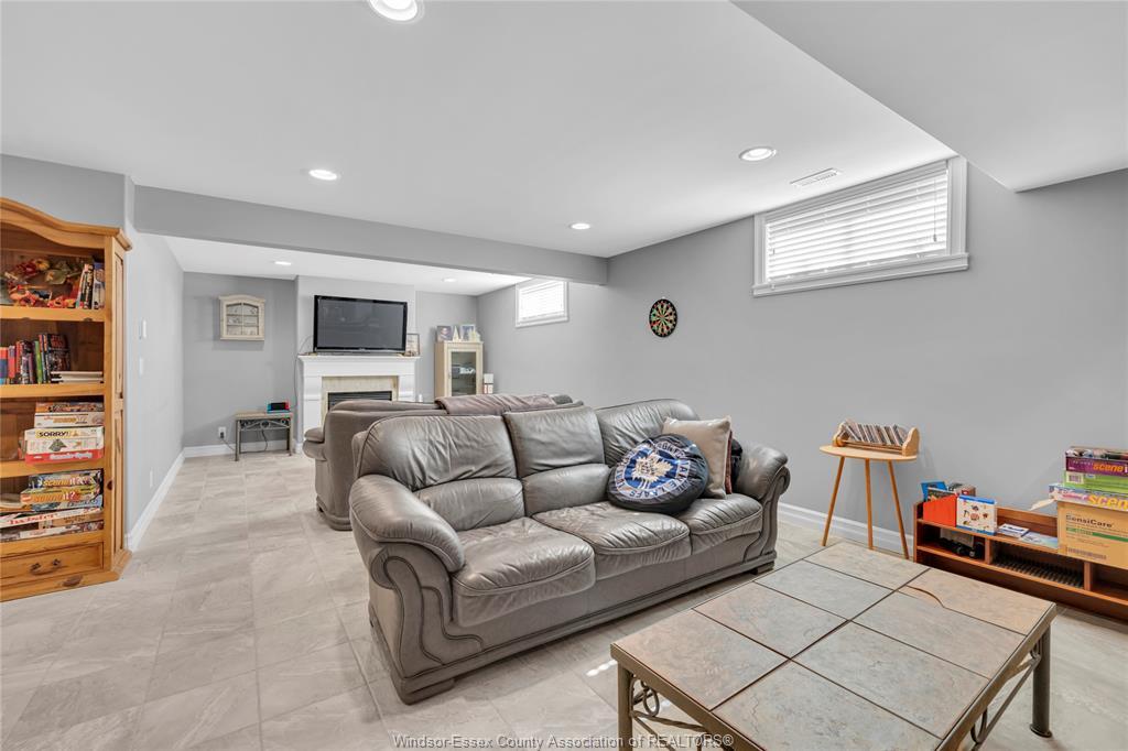 2 Malibu Drive, Leamington, ON