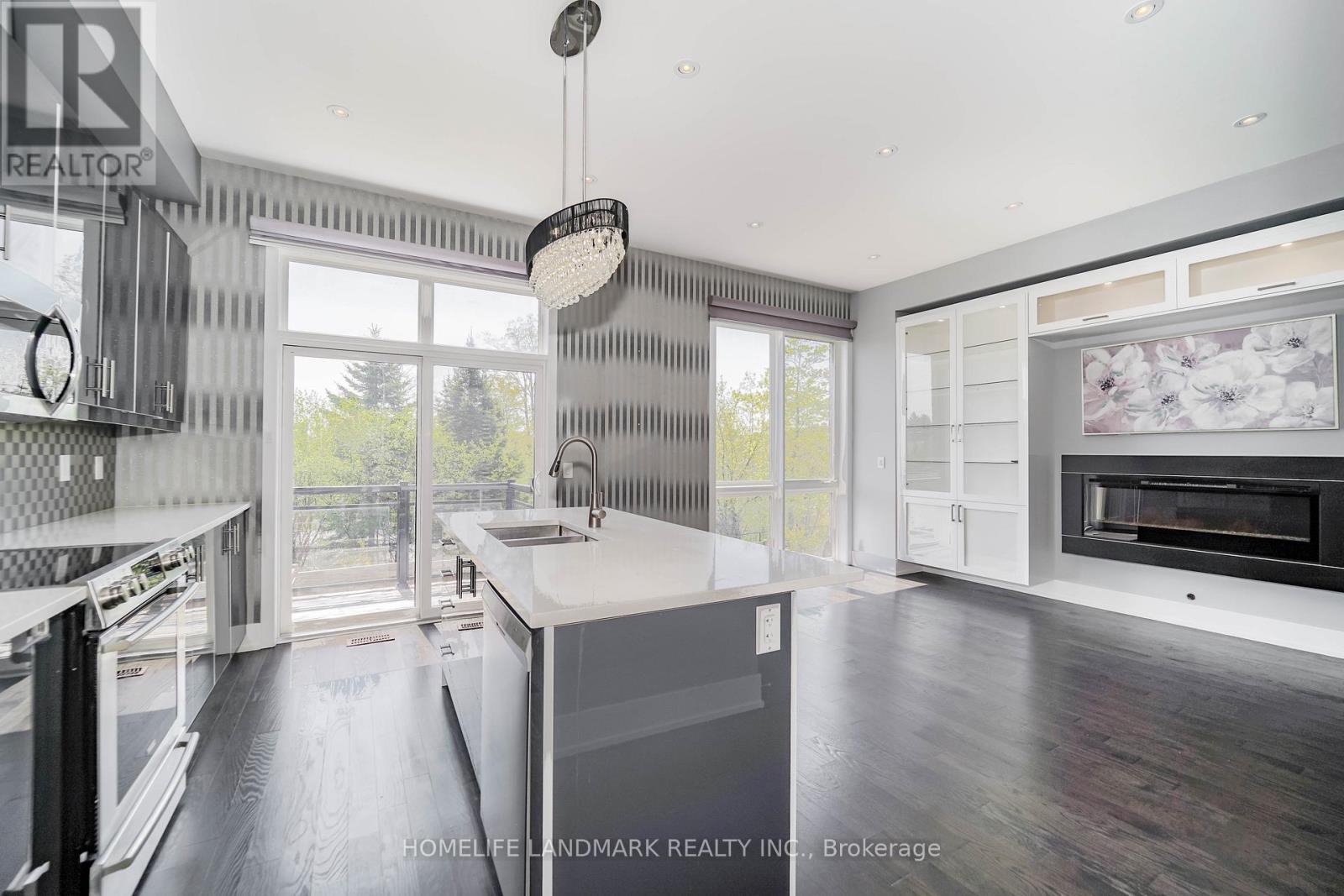 8 Crestridge Drive, Vaughan, ON - Indoor Photo Showing Kitchen With Upgraded Kitchen