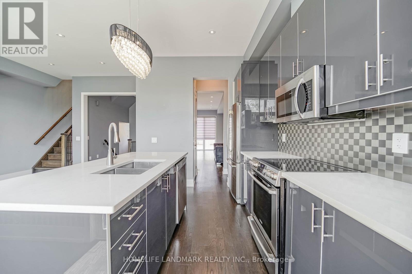8 Crestridge Drive, Vaughan, ON - Indoor Photo Showing Kitchen With Double Sink With Upgraded Kitchen