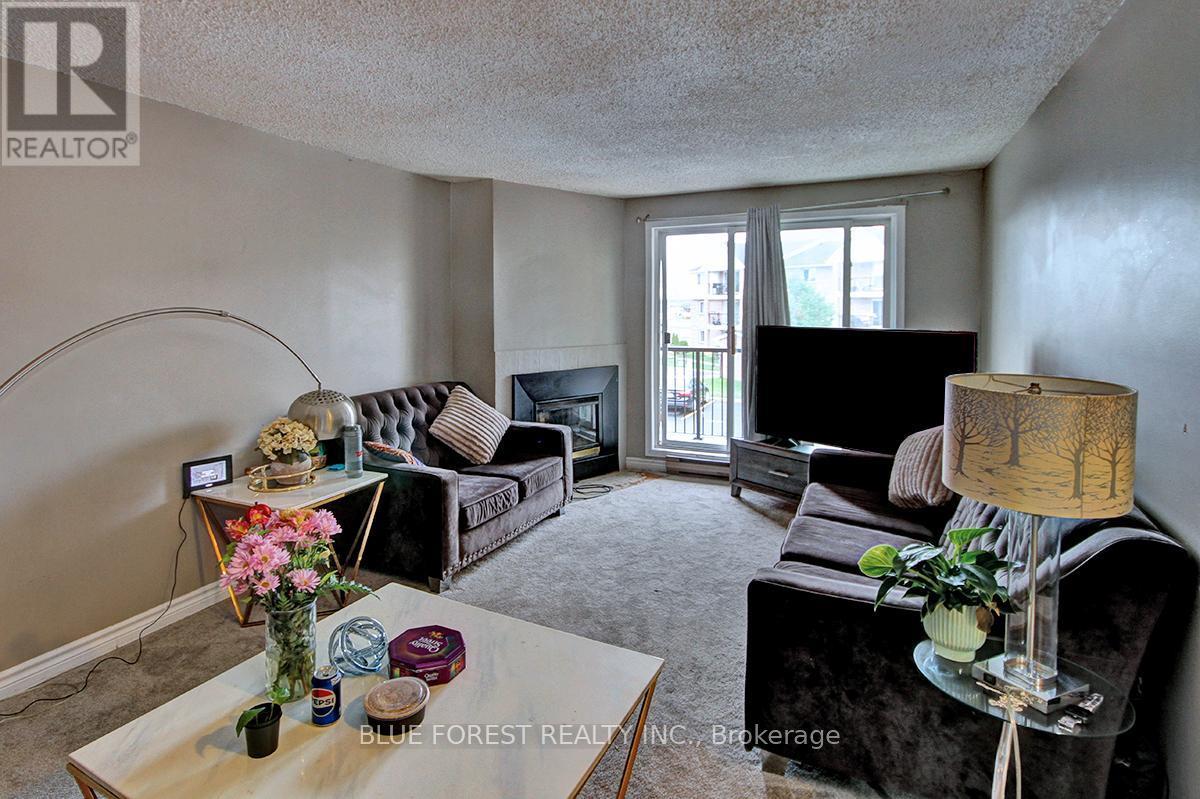 37 - 1096 Jalna Boulevard, London South (South X), ON - Indoor Photo Showing Living Room