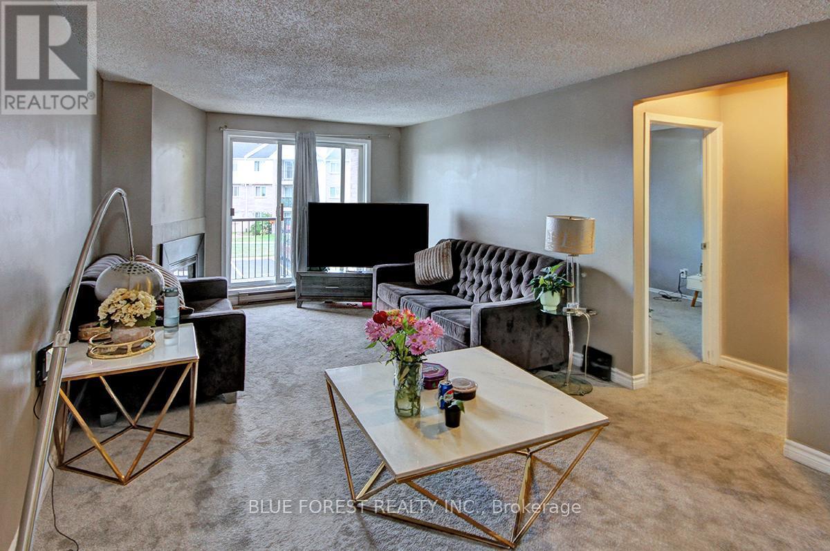 37 - 1096 Jalna Boulevard, London South (South X), ON - Indoor Photo Showing Living Room