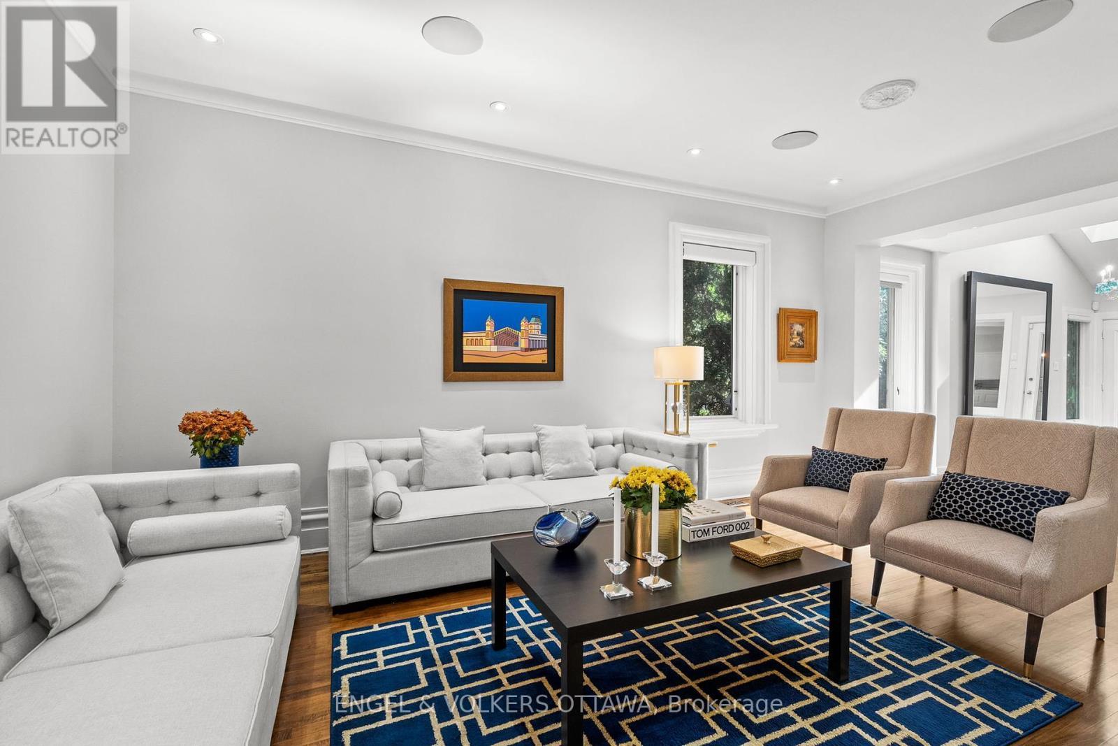 105 Crichton Street, Ottawa, ON - Indoor Photo Showing Living Room