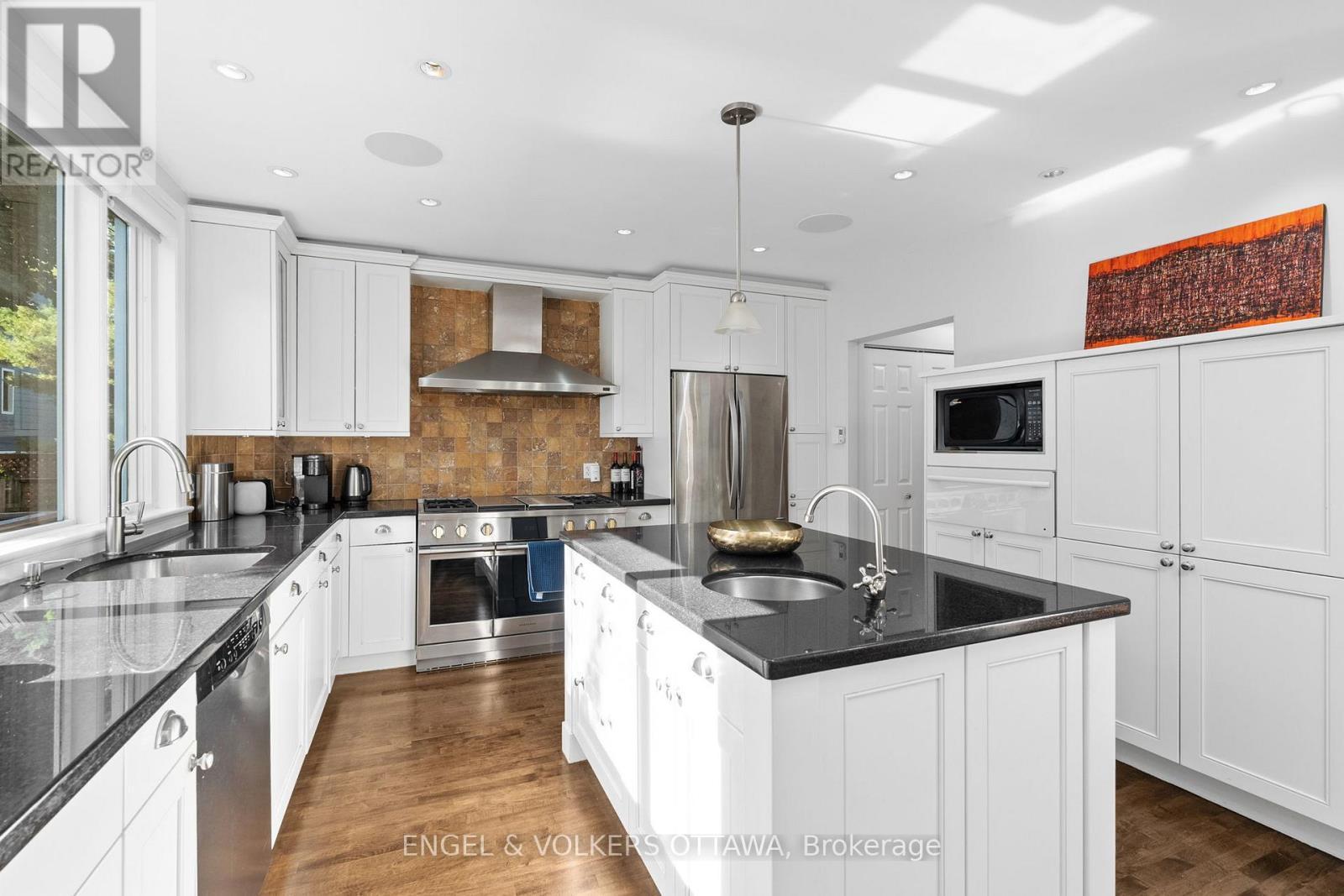 105 Crichton Street, Ottawa, ON - Indoor Photo Showing Kitchen With Upgraded Kitchen