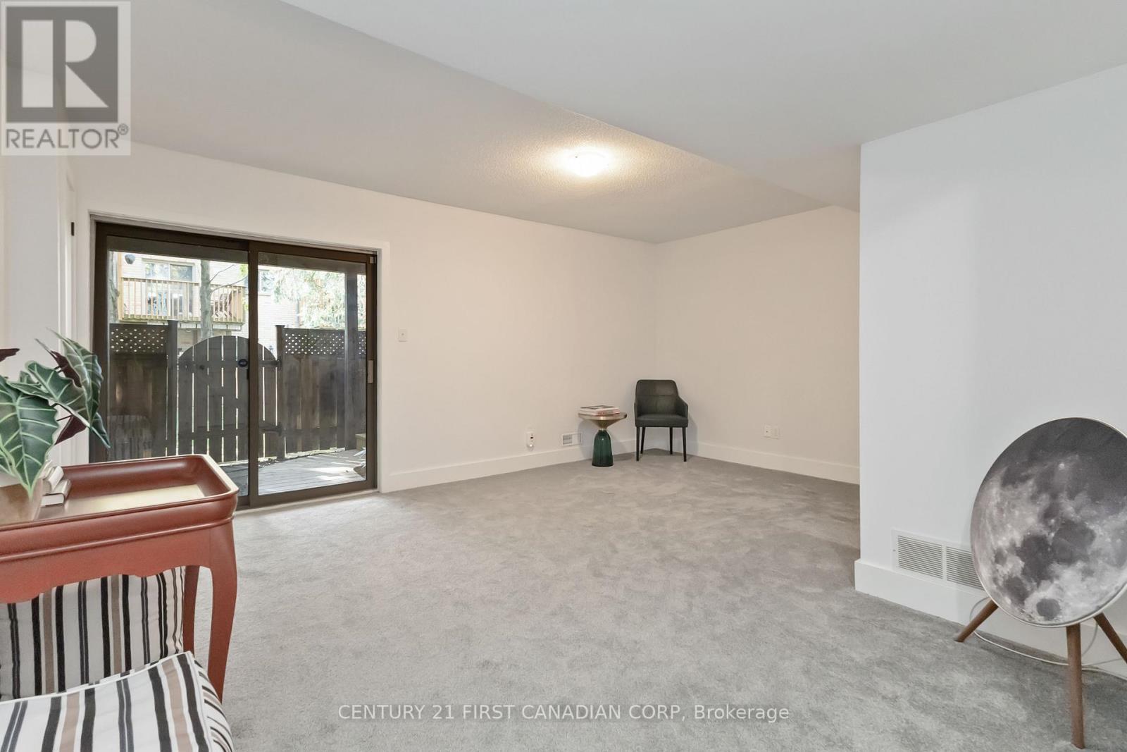 Family room with patio access - 4 - 609 Colborne Street E, London East (East F), ON - Indoor