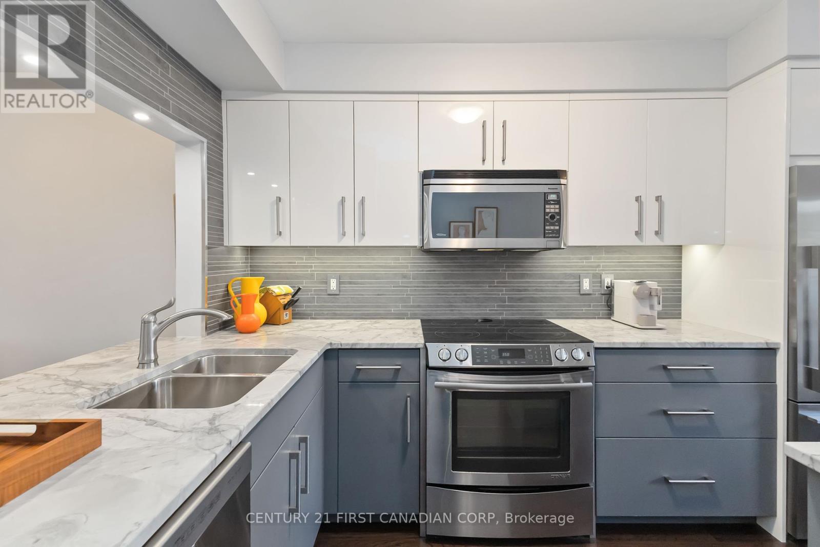 Modern kitchen - 4 - 609 Colborne Street E, London East (East F), ON - Indoor Photo Showing Kitchen With Double Sink With Upgraded Kitchen