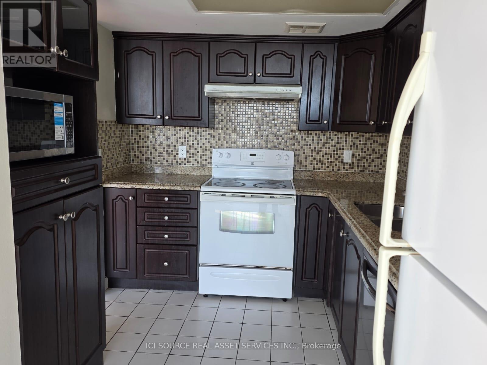 1710 - 350 Webb Drive, Mississauga, ON - Indoor Photo Showing Kitchen