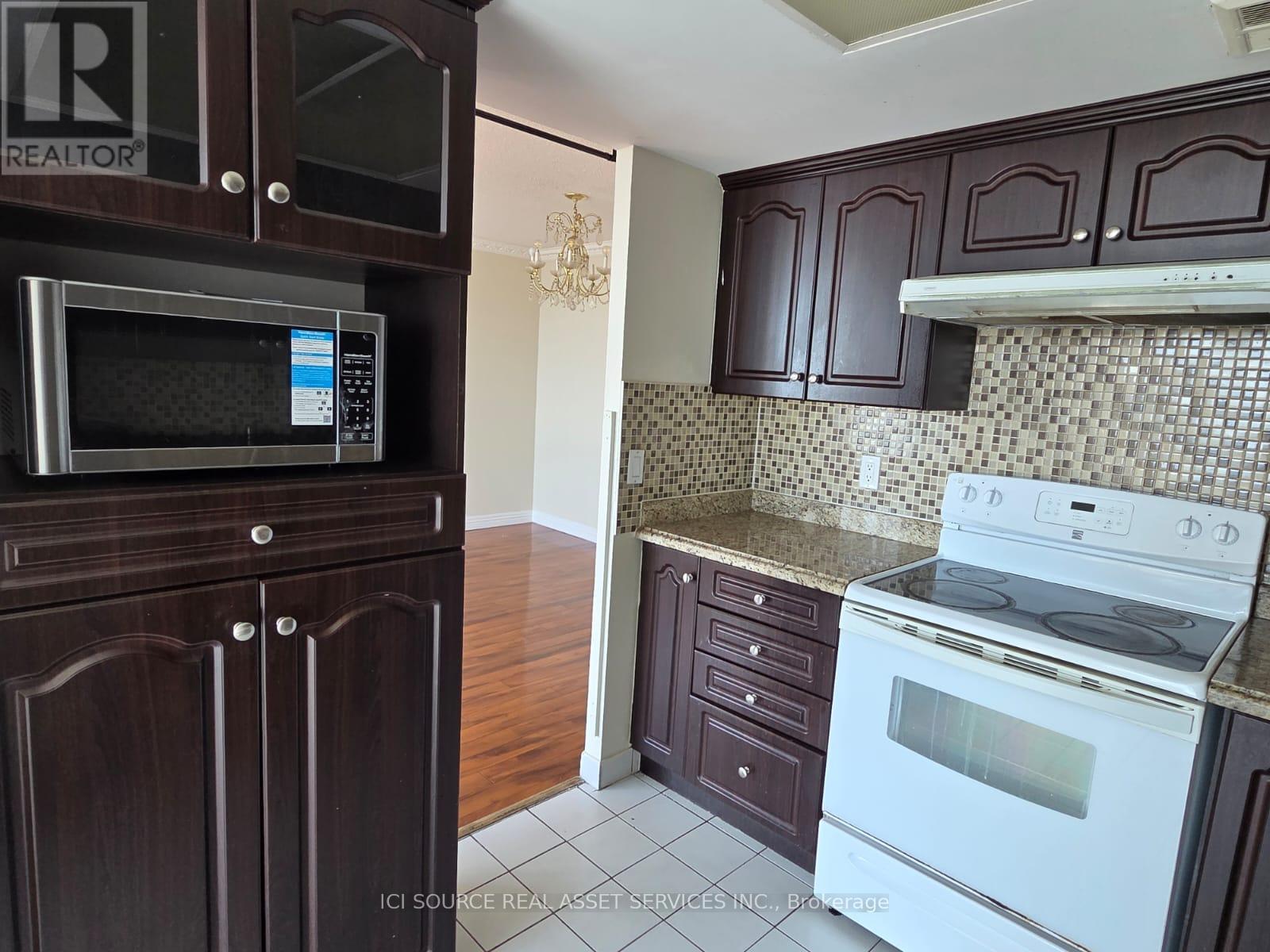 1710 - 350 Webb Drive, Mississauga, ON - Indoor Photo Showing Kitchen