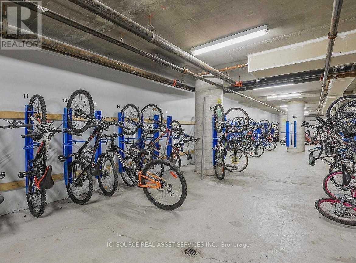 1710 - 350 Webb Drive, Mississauga, ON - Indoor Photo Showing Garage