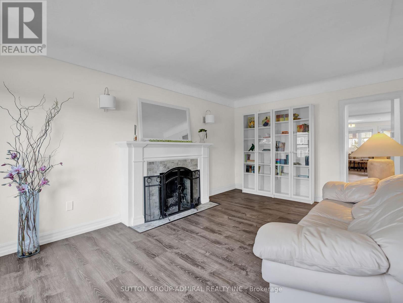 365 Beach Boulevard, Hamilton, ON - Indoor Photo Showing Living Room With Fireplace