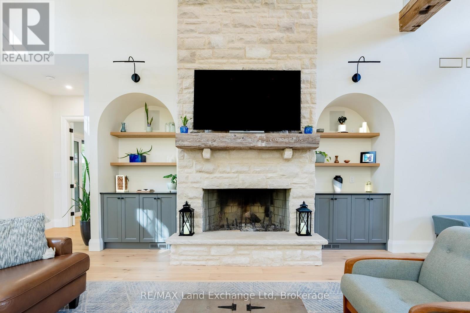 2220 (#4) Four Mile Creek Road, Niagara-On-The-Lake (Lakeshore), ON - Indoor Photo Showing Living Room With Fireplace