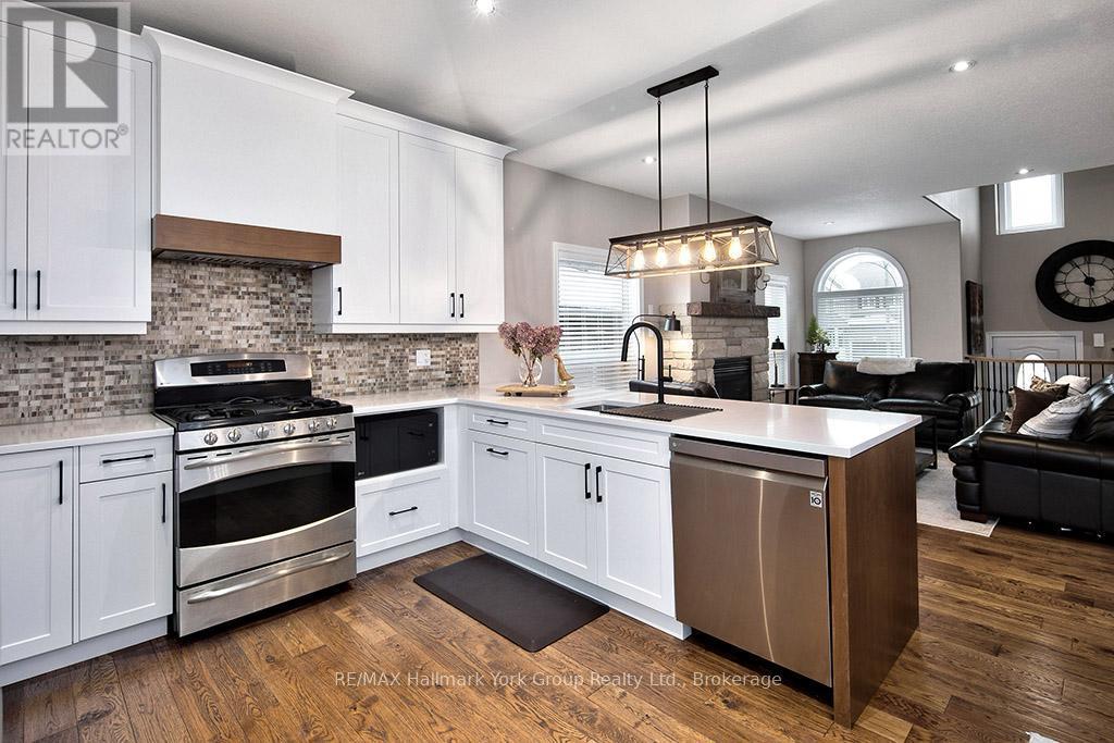 34 Davis Street, Collingwood, ON - Indoor Photo Showing Kitchen With Upgraded Kitchen