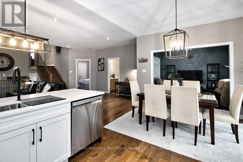 34 Davis Street, Collingwood, ON - Indoor Photo Showing Dining Room