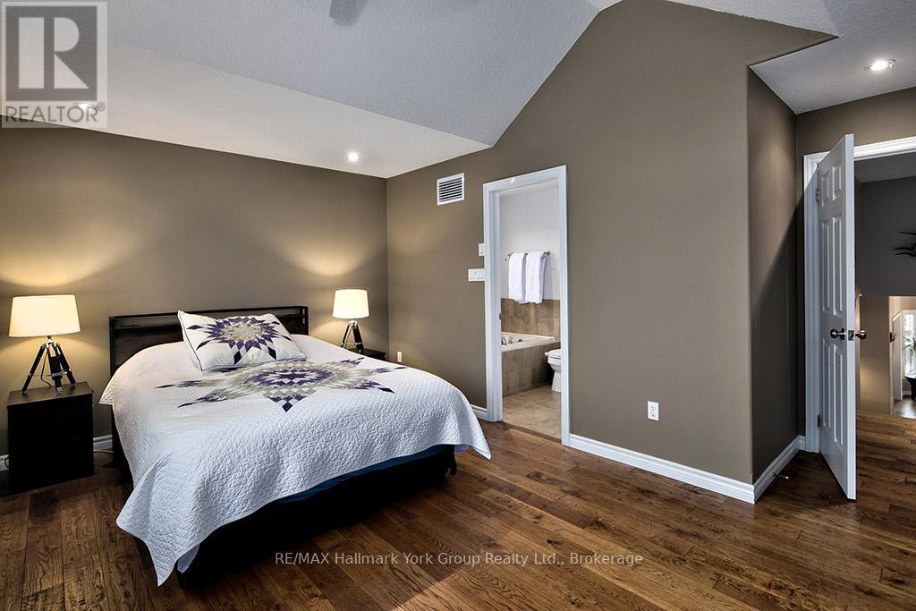 34 Davis Street, Collingwood, ON - Indoor Photo Showing Bedroom