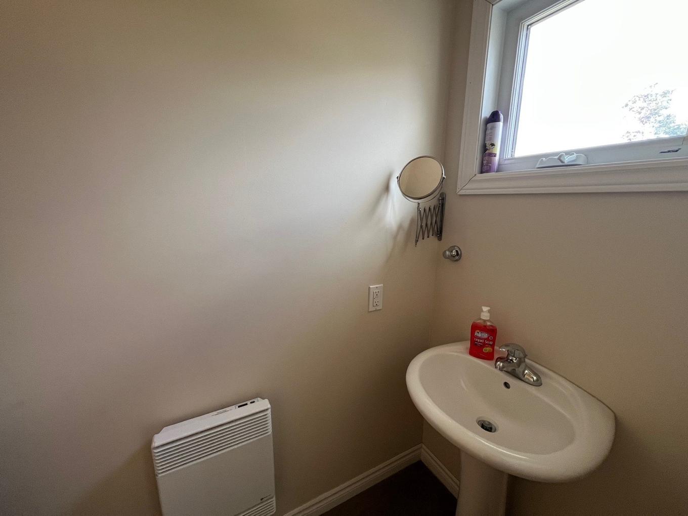 Powder room - 499 Route Cox, Bonaventure, QC - Indoor Photo Showing Bathroom