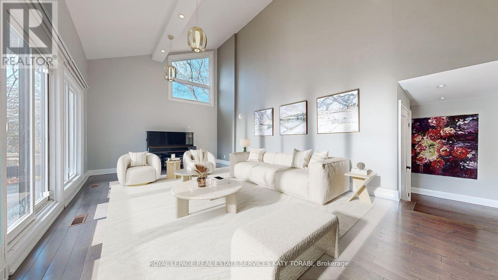 136 Denlow Boulevard, Toronto, ON - Indoor Photo Showing Living Room