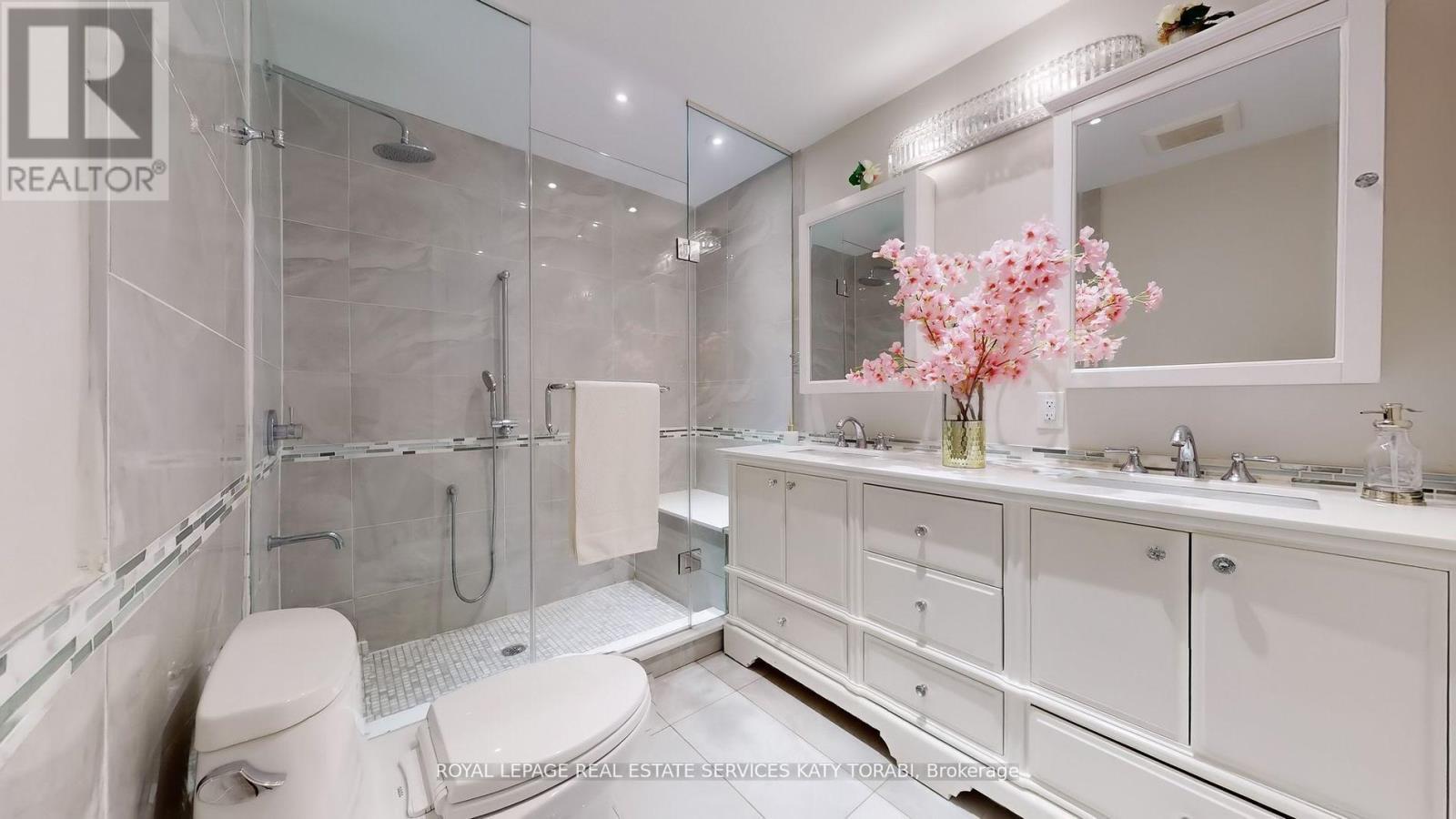 136 Denlow Boulevard, Toronto, ON - Indoor Photo Showing Bathroom