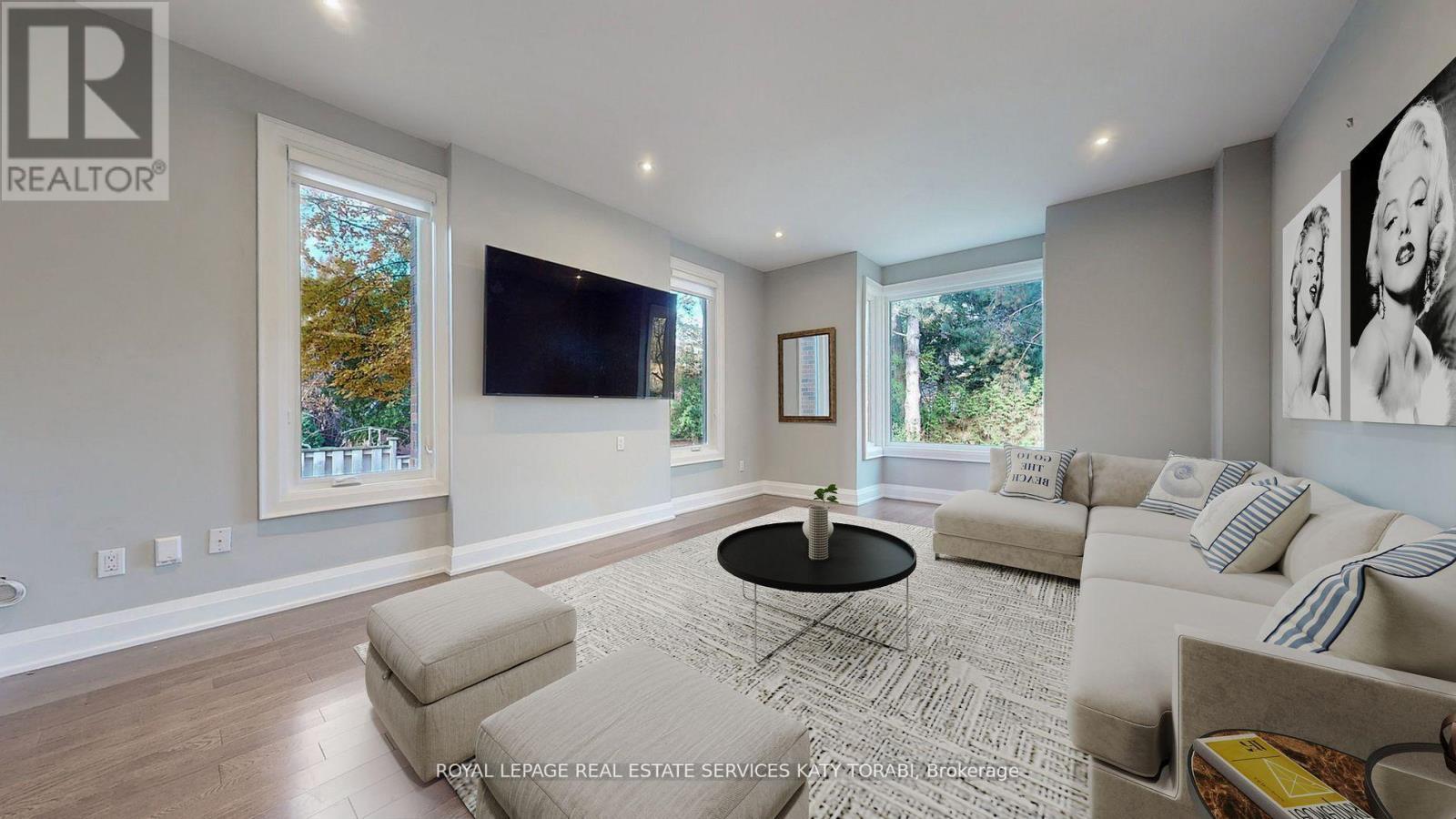 136 Denlow Boulevard, Toronto, ON - Indoor Photo Showing Living Room