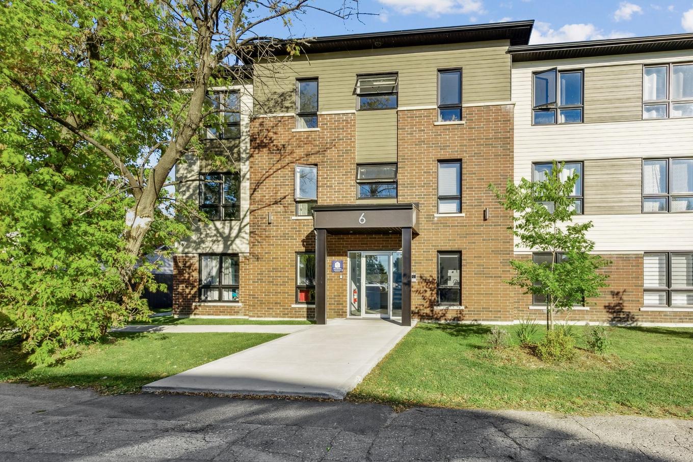 Frontage - 2-6 Av. Du Parc, Salaberry-De-Valleyfield, QC - Outdoor