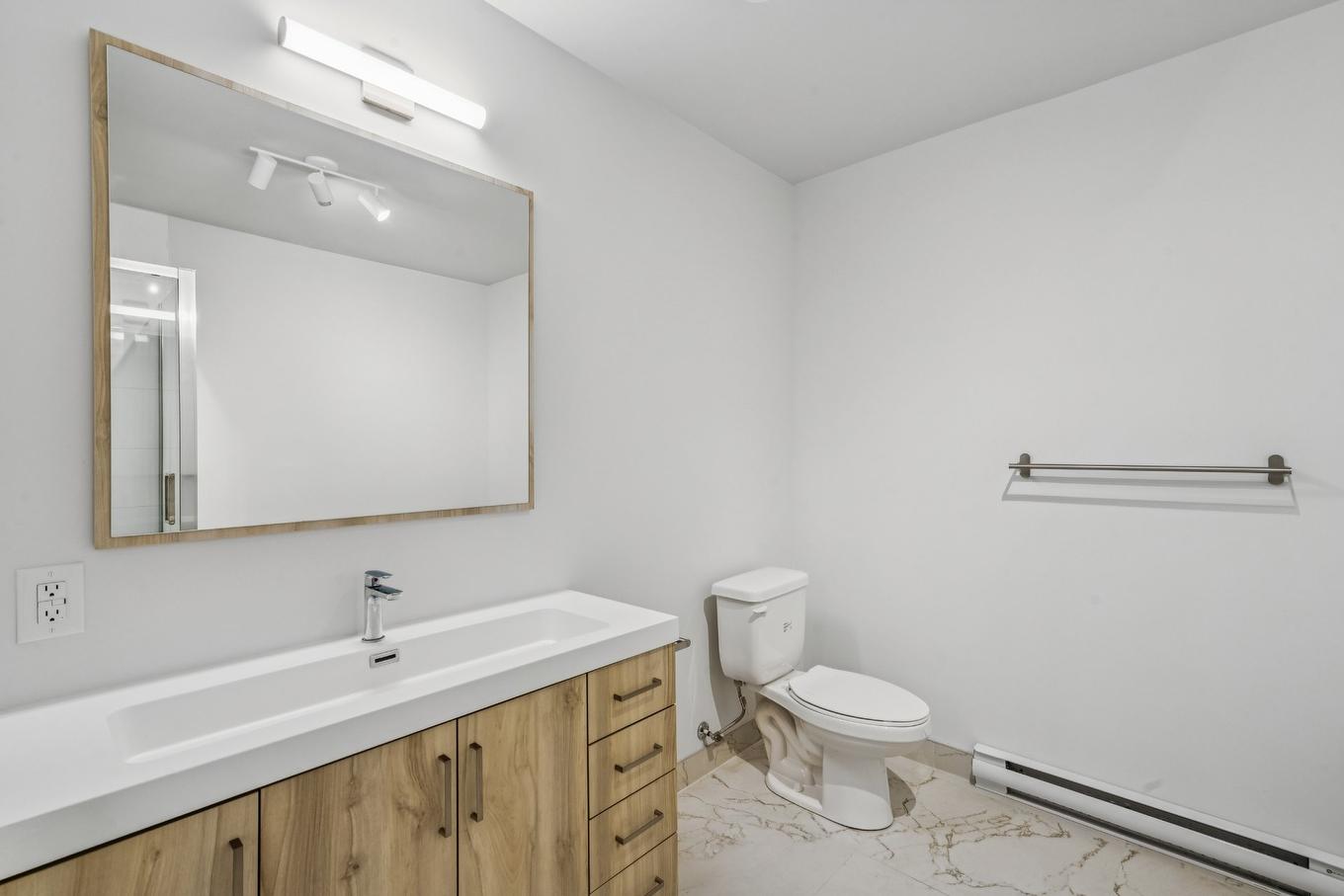 Bathroom - 2-6 Av. Du Parc, Salaberry-De-Valleyfield, QC - Indoor Photo Showing Bathroom