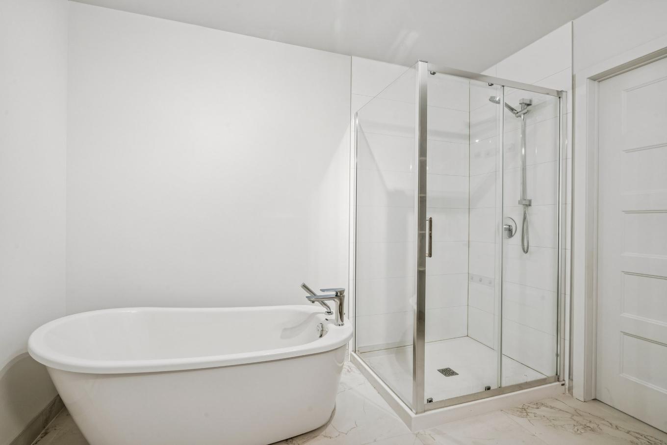 Bathroom - 2-6 Av. Du Parc, Salaberry-De-Valleyfield, QC - Indoor Photo Showing Bathroom