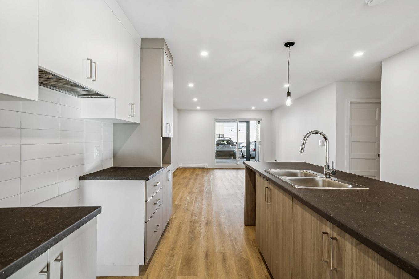 Kitchen - 2-6 Av. Du Parc, Salaberry-De-Valleyfield, QC - Indoor Photo Showing Kitchen With Double Sink