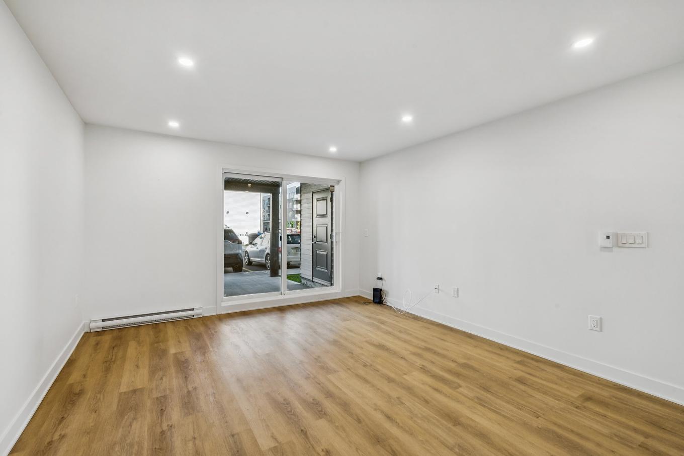 Living room - 2-6 Av. Du Parc, Salaberry-De-Valleyfield, QC - Indoor Photo Showing Other Room