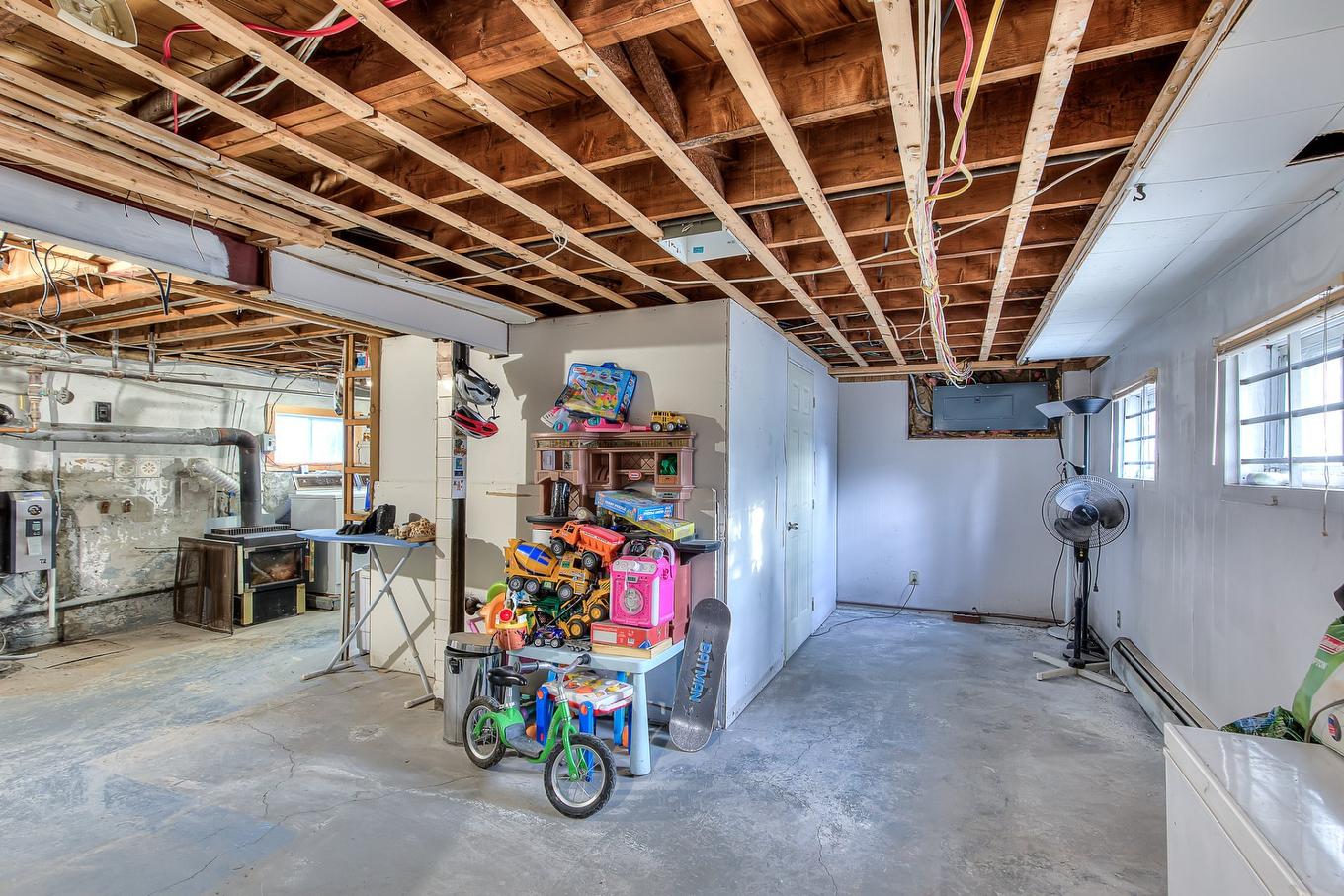 Sous-sol - 2341 Rue Lavallée, Montréal (Ahuntsic-Cartierville), QC - Indoor Photo Showing Garage