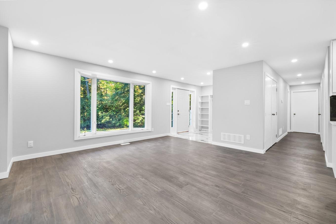 Hall d'entrée/Vestibule - 3162 Rue Pine Tree, Saint-Lazare, QC - Indoor Photo Showing Other Room