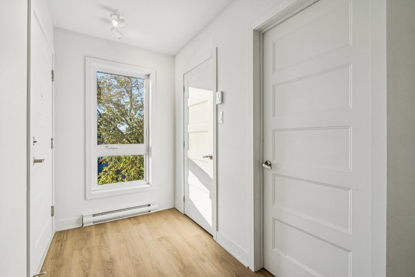 Hall d'entrée/Vestibule - 5-6 Av. Du Parc, Salaberry-De-Valleyfield, QC - Indoor Photo Showing Other Room