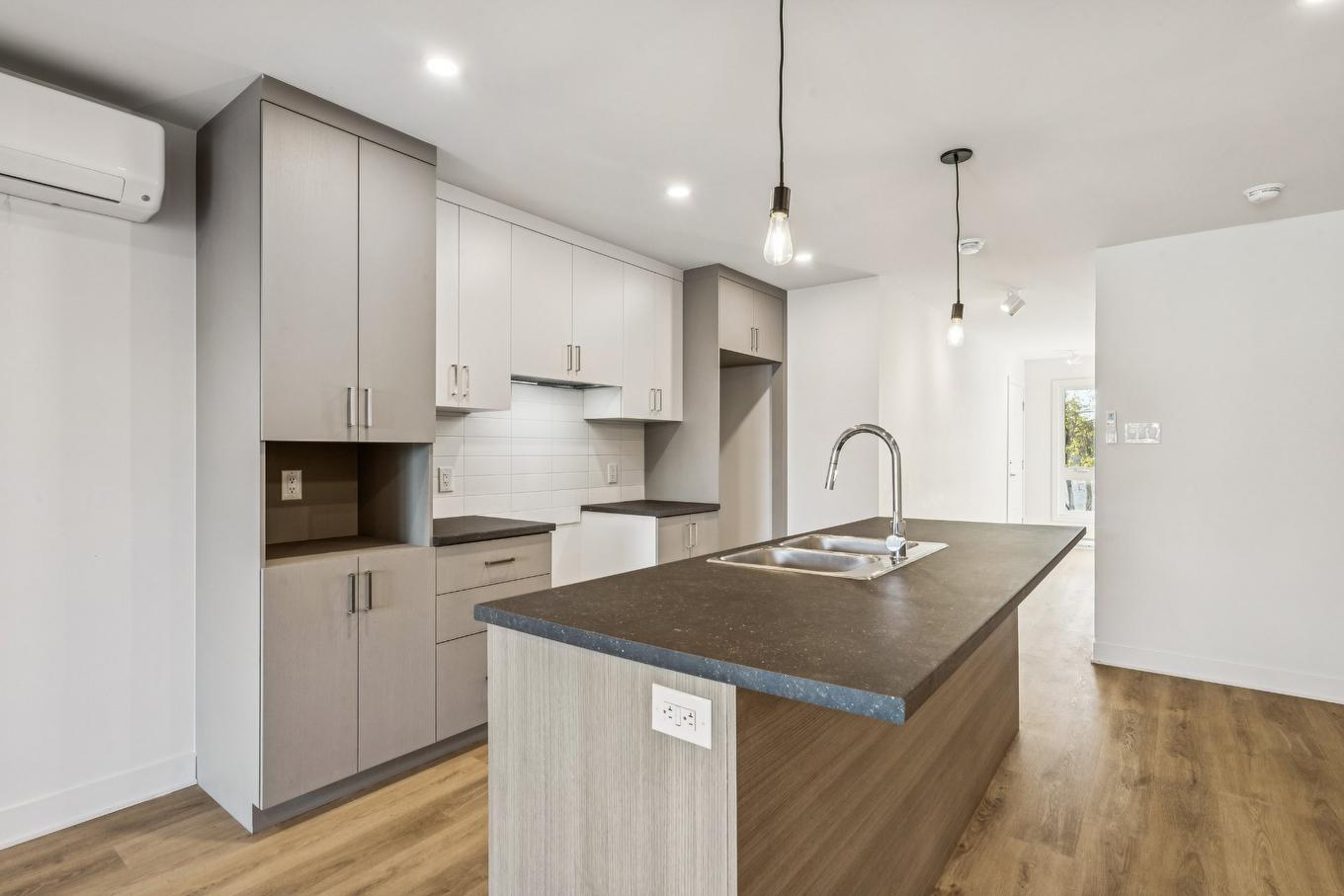 Cuisine - 5-6 Av. Du Parc, Salaberry-De-Valleyfield, QC - Indoor Photo Showing Kitchen With Double Sink With Upgraded Kitchen