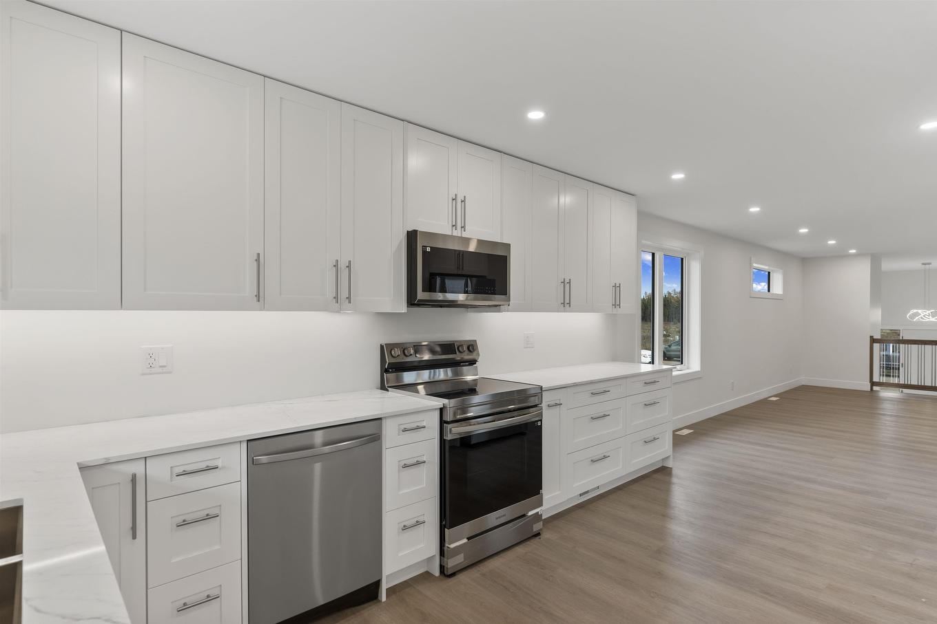 205 Bruin Crescent, Thunder Bay, ON - Indoor Photo Showing Kitchen With Upgraded Kitchen