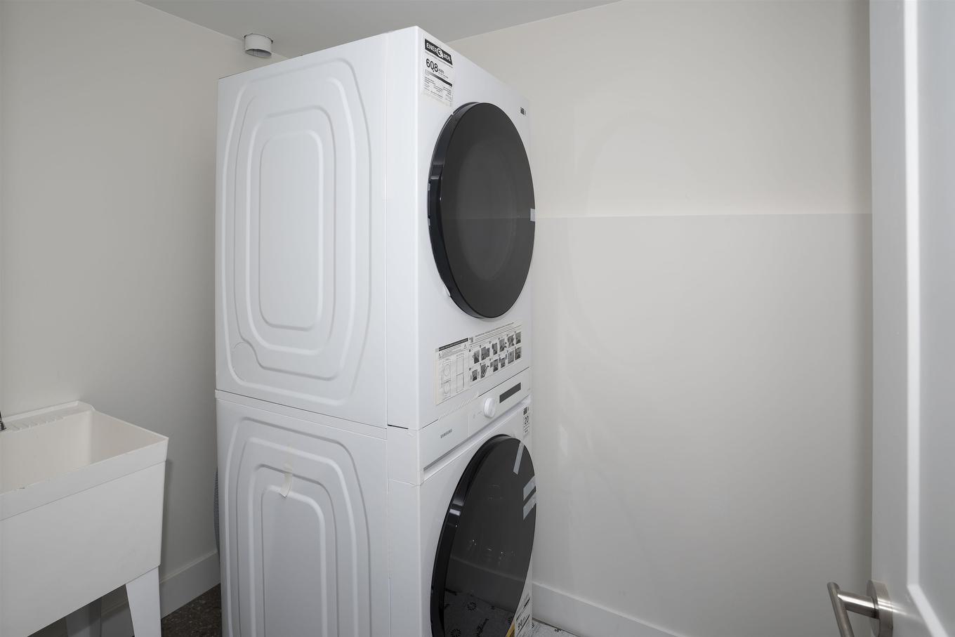 205 Bruin Crescent, Thunder Bay, ON - Indoor Photo Showing Laundry Room