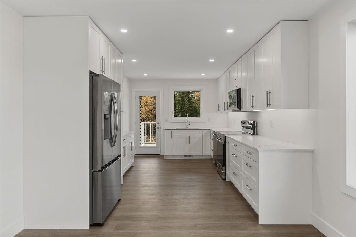 205 Bruin Crescent, Thunder Bay, ON - Indoor Photo Showing Kitchen With Upgraded Kitchen