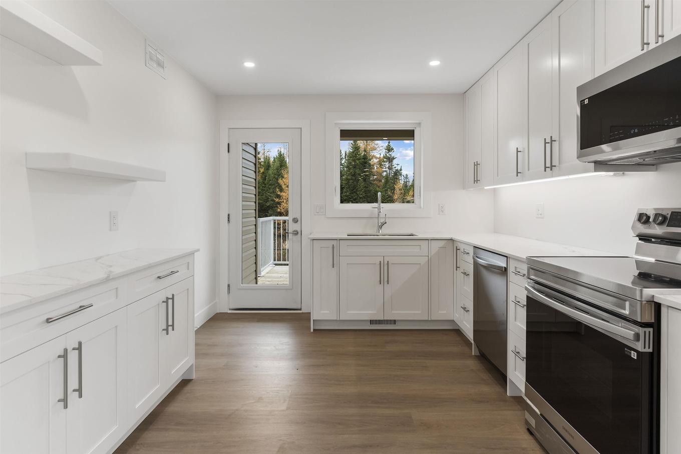 205 Bruin Crescent, Thunder Bay, ON - Indoor Photo Showing Kitchen