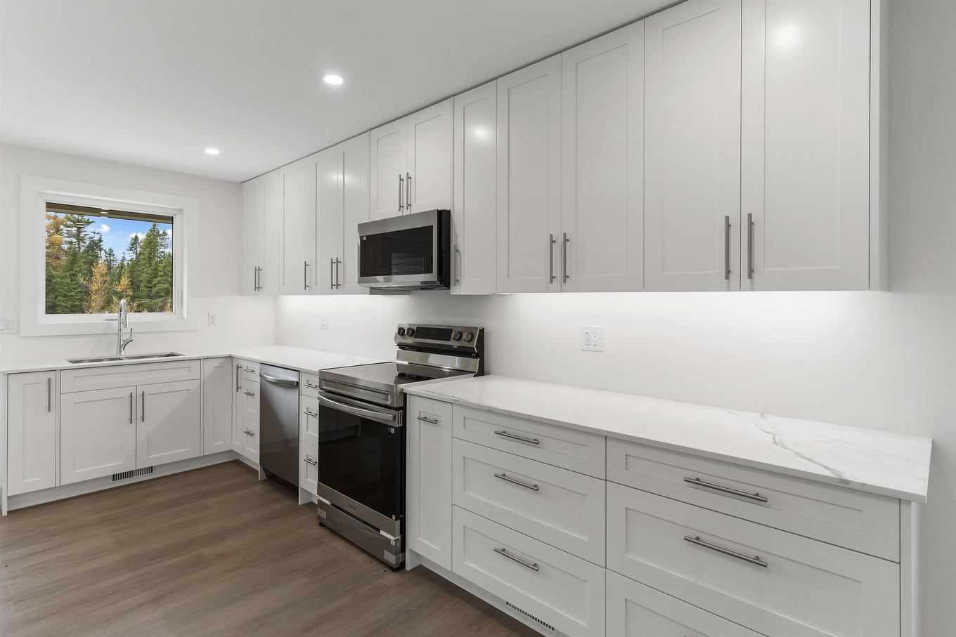 205 Bruin Crescent, Thunder Bay, ON - Indoor Photo Showing Kitchen With Upgraded Kitchen