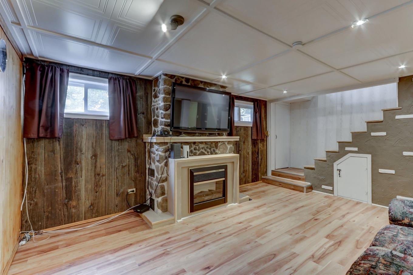 Salle familiale - 17 Carré Rémi, Blainville, QC - Indoor With Fireplace