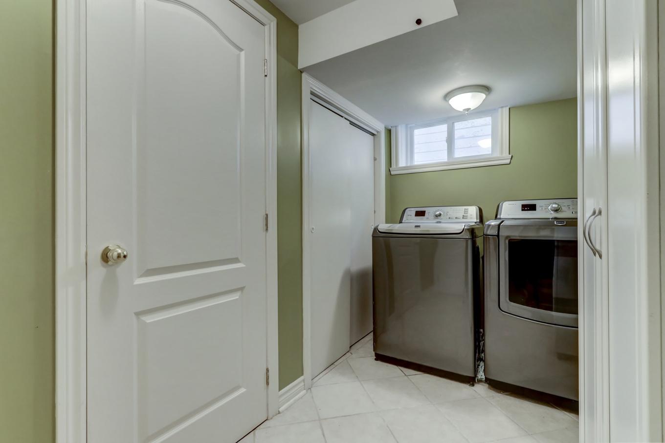 Salle de lavage - 17 Carré Rémi, Blainville, QC - Indoor Photo Showing Laundry Room