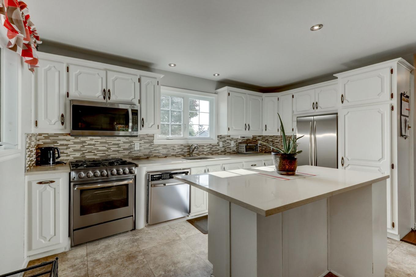 Cuisine - 17 Carré Rémi, Blainville, QC - Indoor Photo Showing Kitchen With Upgraded Kitchen