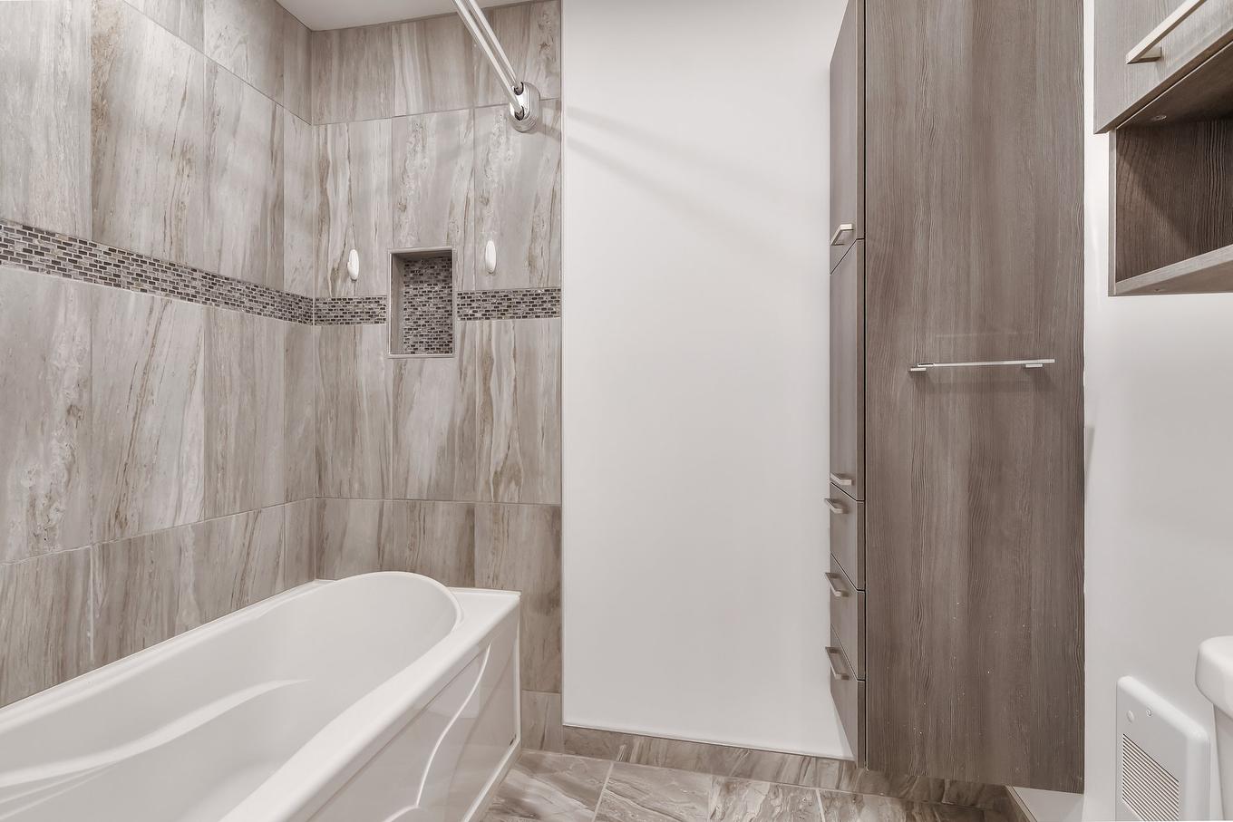 Bathroom - 6150 Boul. Payer, Longueuil (Saint-Hubert), QC - Indoor Photo Showing Bathroom