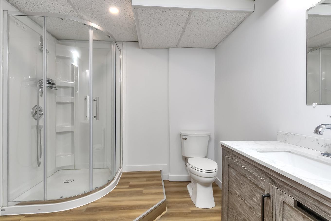 Bathroom - 6150 Boul. Payer, Longueuil (Saint-Hubert), QC - Indoor Photo Showing Bathroom