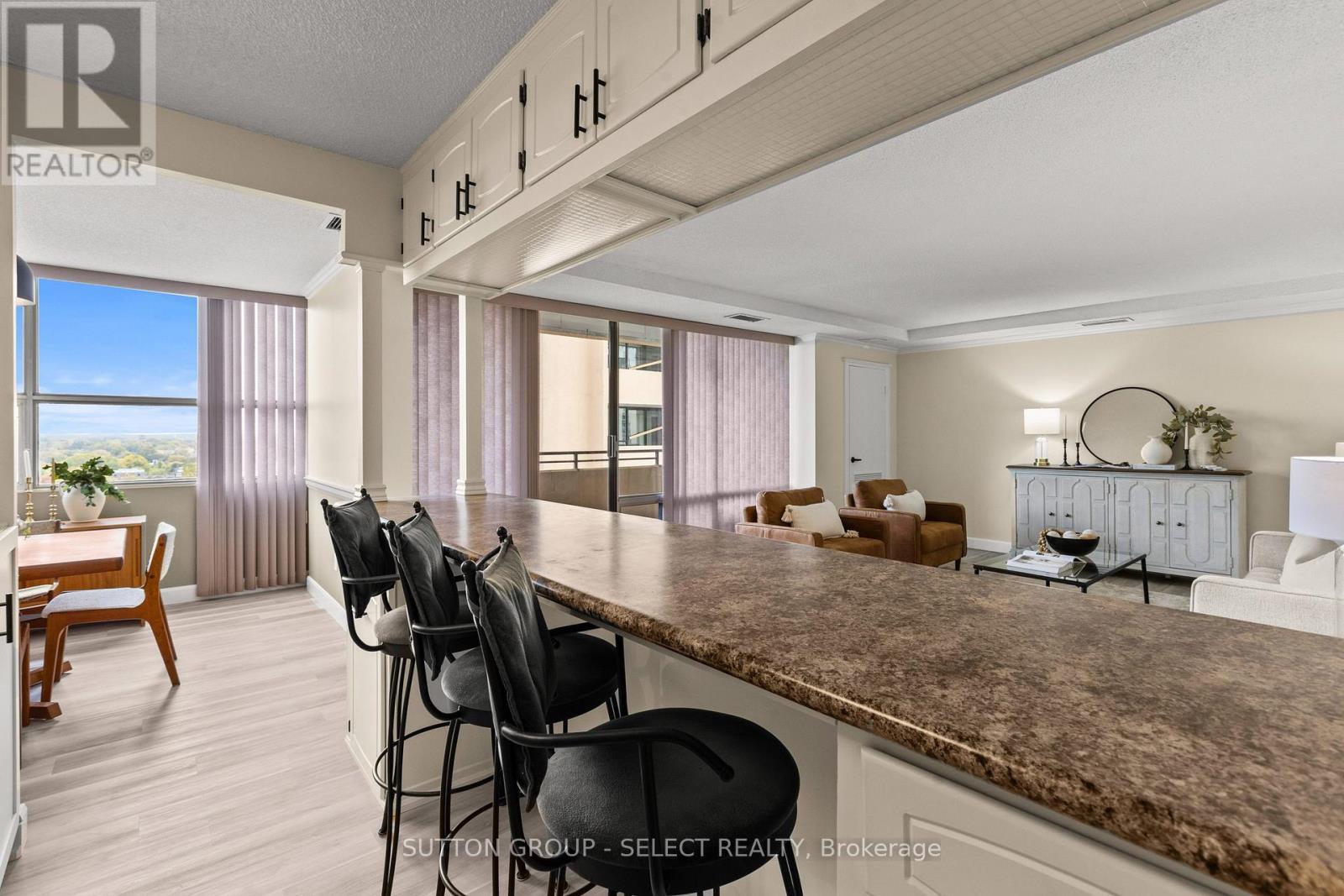 S01702 - 380 King Street, London East (East K), ON - Indoor