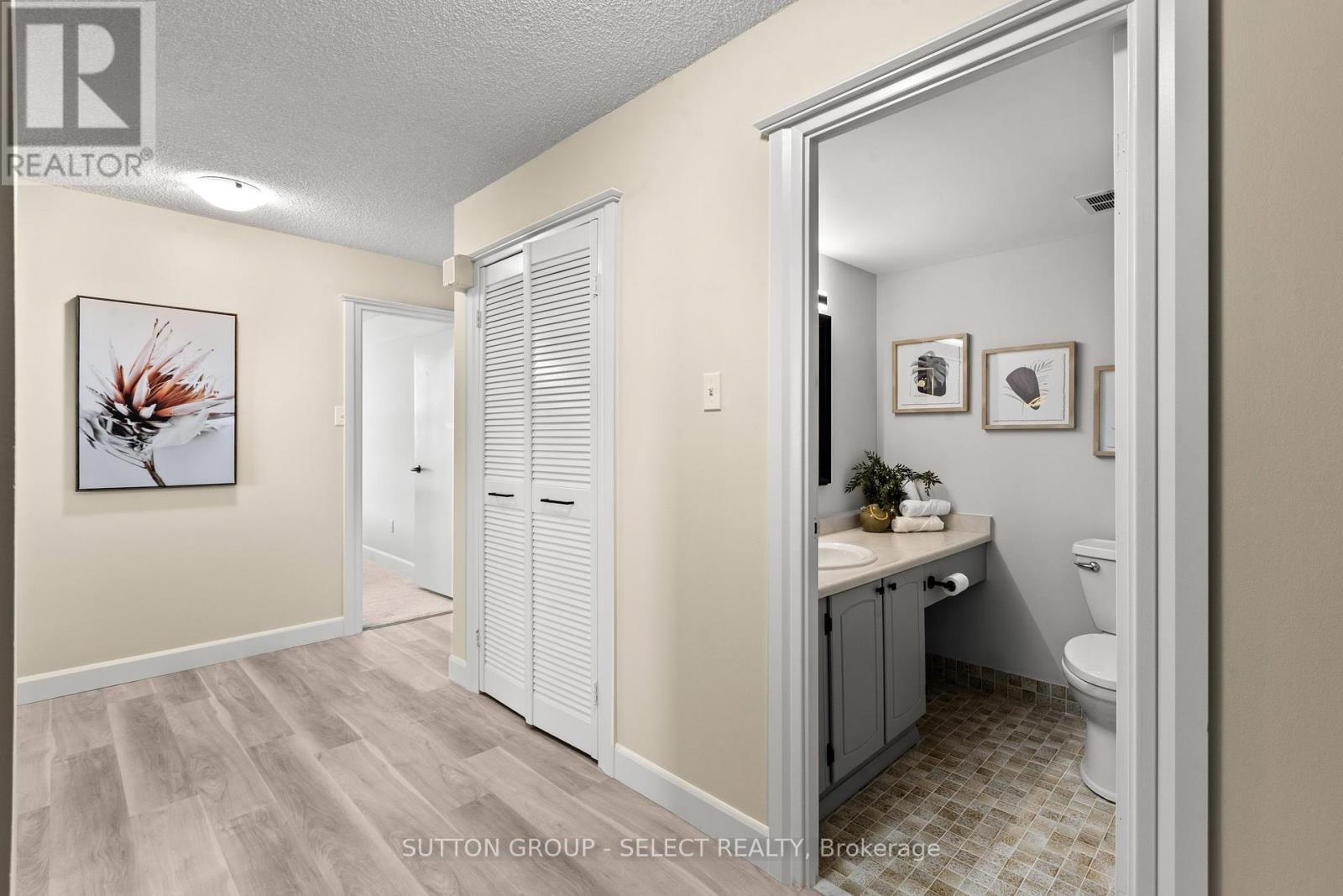 S01702 - 380 King Street, London East (East K), ON - Indoor Photo Showing Bathroom