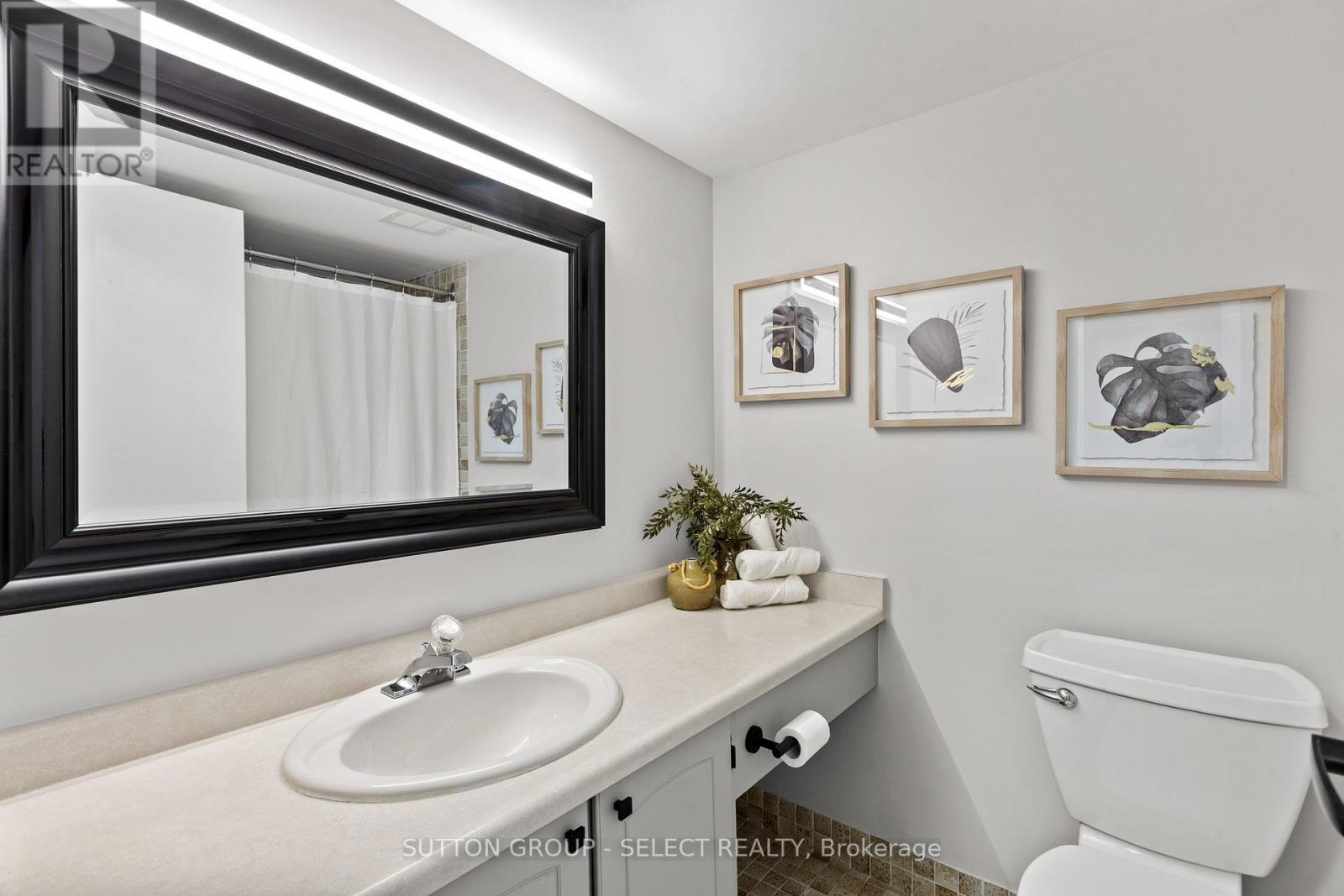 4 piece bath with extra large vanity off foyer - S01702 - 380 King Street, London East (East K), ON - Indoor Photo Showing Bathroom