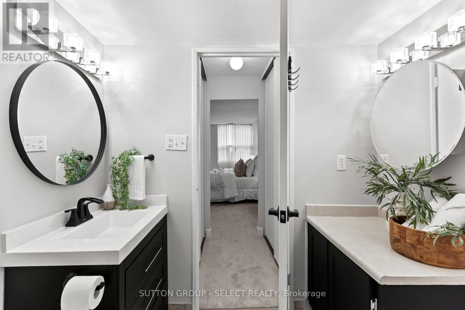 4 piece en-suite with additional vanity - S01702 - 380 King Street, London East (East K), ON - Indoor Photo Showing Bathroom