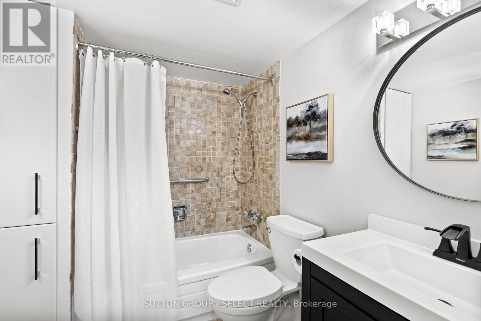 S01702 - 380 King Street, London East (East K), ON - Indoor Photo Showing Bathroom