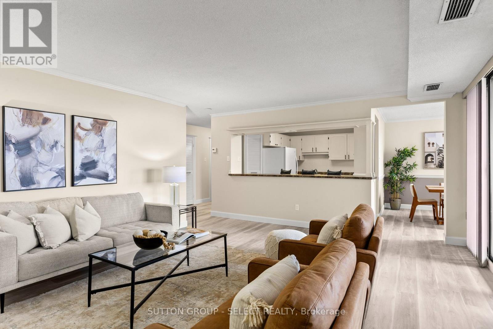 S01702 - 380 King Street, London East (East K), ON - Indoor Photo Showing Living Room