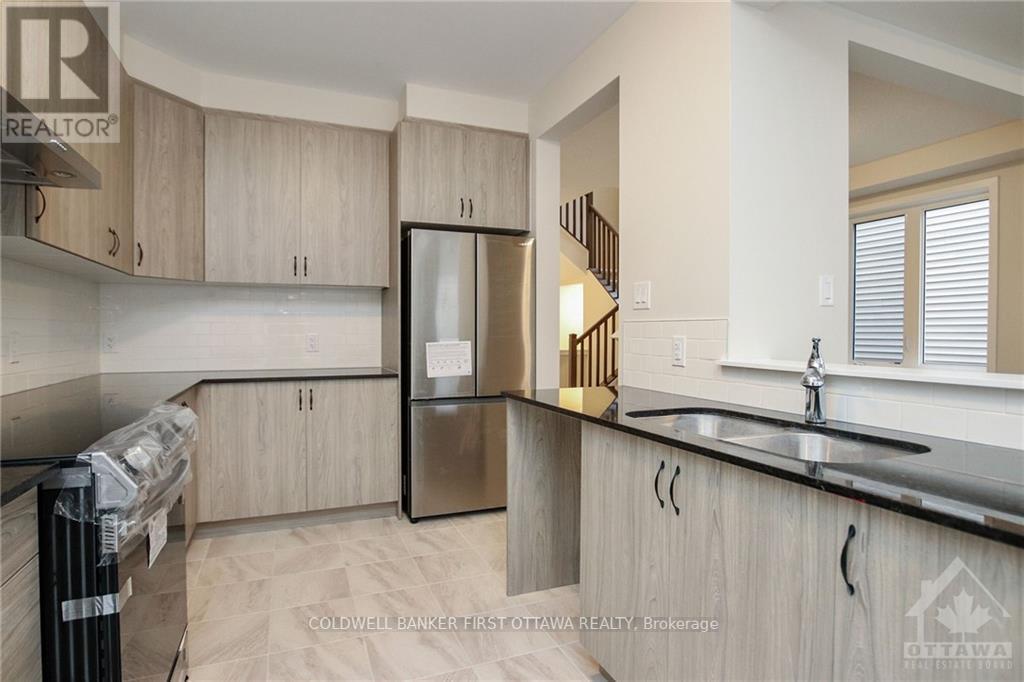 71 Kindred Row, Ottawa, ON - Indoor Photo Showing Kitchen With Double Sink