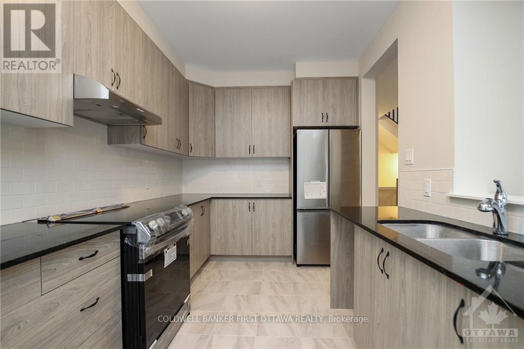 71 Kindred Row, Ottawa, ON - Indoor Photo Showing Kitchen With Stainless Steel Kitchen With Double Sink